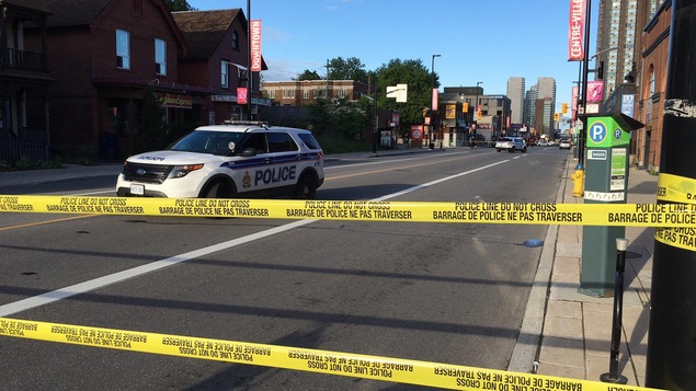 Un périmètre de sécurité érigé sur la rue Rideau et deux voitures du SPO.