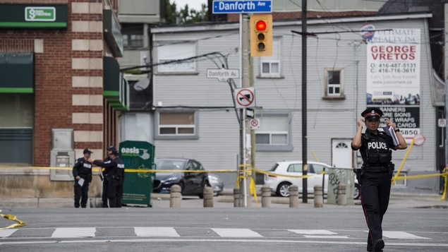 Une policière bloque la circulation sur l'avenue Danforth.