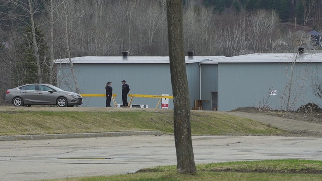 Deux agents de sécurité montent la garde près d'un bâtiment à Clermont. 