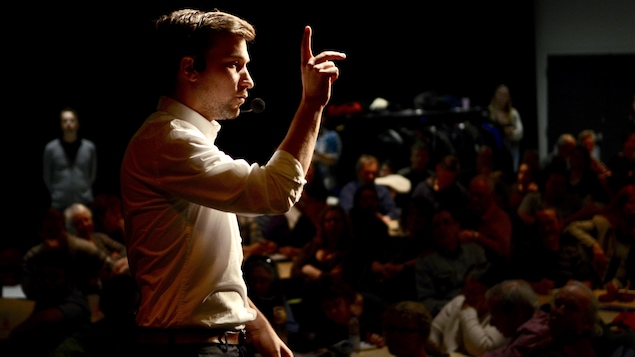 Gabriel Nadeau-Dubois explique à des participants le déroulement de la consultation Faut qu'on se parle, en novembre dernier, à Trois-Rivières. Gabriel Nadeau-Dubois explique à des participants le déroulement de la consultation Faut qu'on se parle, en novembre dernier, à Trois-Rivières.