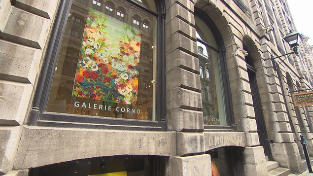 Un toile qui montre des fleurs est exposée dans la vitrine de la galerie Corno.