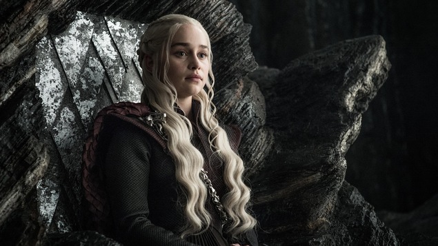 On peut voir Daenerys Targaryen (jouée par Emilia Clarke), l'une des principales protagonistes de la série «Trône de fer», assise sur un trône en pierre.