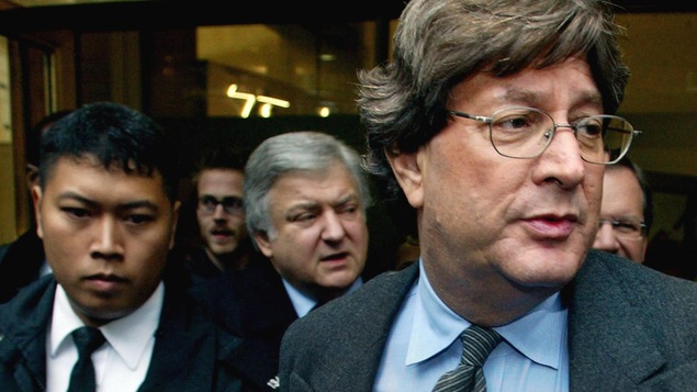 Garth Drabinsky quitte le tribunal en compagnie de son avocat Edward Greenspan en octobre 2002. Garth Drabinsky quitte le tribunal en compagnie de son avocat Edward Greenspan en octobre 2002.