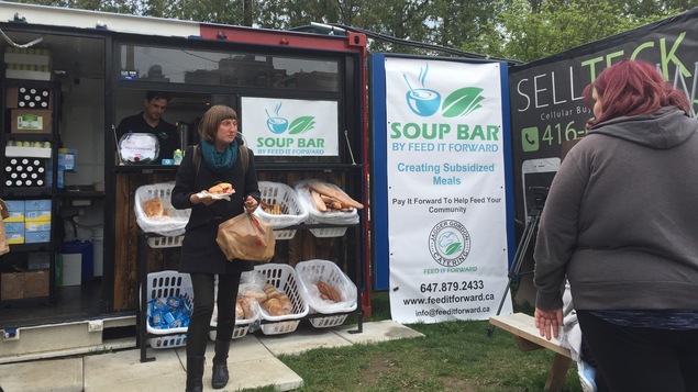 Le chef Jagger Gordon attire les passants devant son stand de nourriture, près du centre-ville de Toronto.