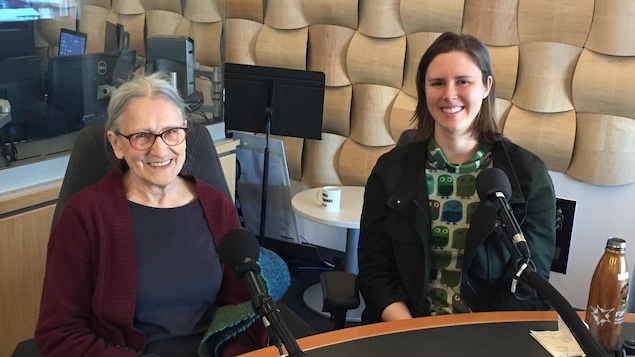 Les deux femmes sont assises au micro dans les studios de Radio-Canada Acadie.