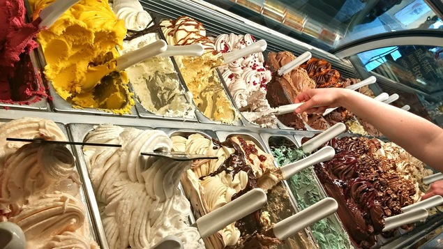 Le comptoir de Stella Luna Café comprend plusieurs variétés de gelato.
