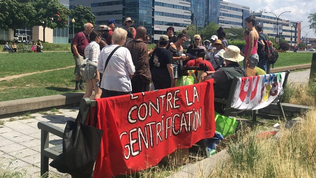 Des personnes avec des banderoles