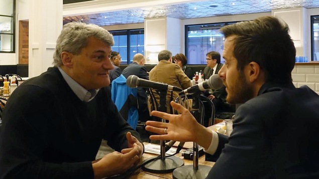 À table d'un restaurant, Philippe-Vincent Foisy discute avec le député Gérard Deltell