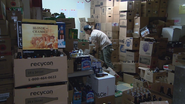 La gestion de la collecte des canettes et des bouteilles consignées est parfois complexe pour les détaillants en alimentation du Québec. La gestion de la collecte des canettes et des bouteilles consignées est parfois complexe pour les détaillants en alimentation du Québec.