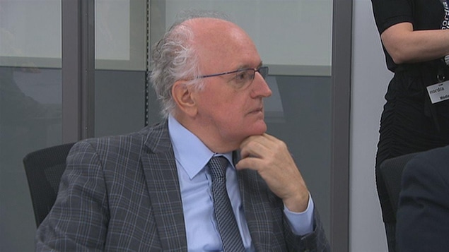 Ghislain Harvey assis et attentif