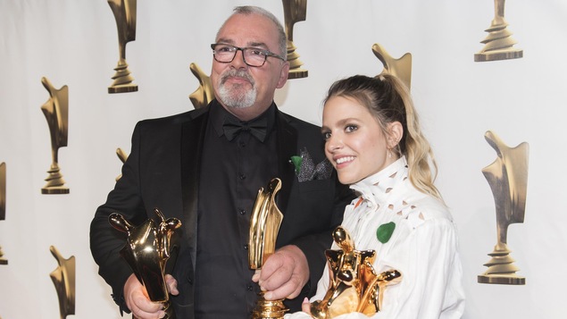 Gildor Roy et Sarah-Jeanne Labrosse posent avec leurs statuettes dans la salle de presse. Gildor Roy et Sarah-Jeanne Labrosse posent avec leurs statuettes dans la salle de presse.