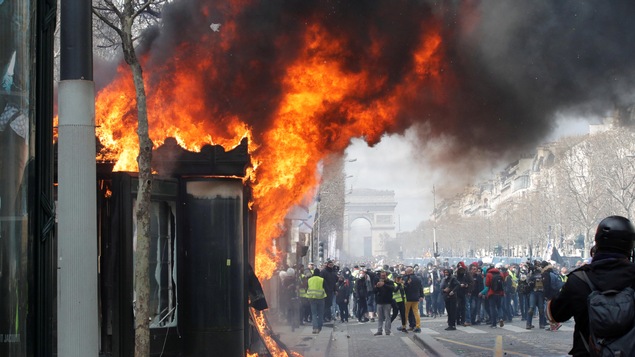 Un kiosque à journaux en feu aux abords des Champs-Élysées.