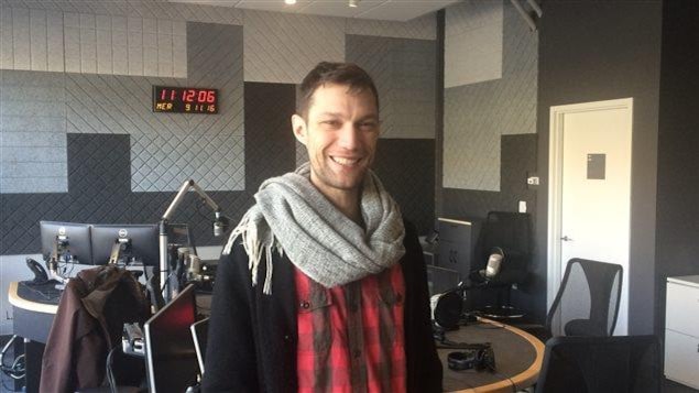 Le Fransaskois Gilles Poulin-Denis dans un studio de radio. Le Fransaskois Gilles Poulin-Denis dans un studio de radio.