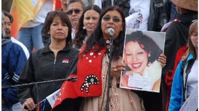 Gladys Radek tient une photo de sa nièce Tamara Chipman lors d'un rassemblement Gladys Radek tient une photo de sa nièce Tamara Chipman lors d'un rassemblement