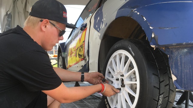Les pneus sont installés sur la voiture du pilote français Cyril Raymond à la veille des premières courses de la série RX2. Les pneus sont installés sur la voiture du pilote français Cyril Raymond à la veille des premières courses de la série RX2.
