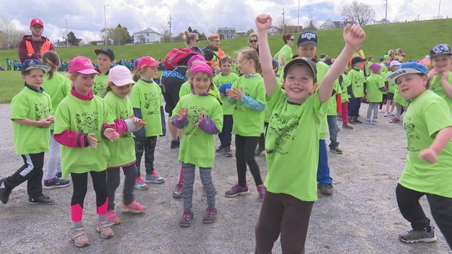 Des jeunes se préparent à accueillir des participants au Grand défi Pierre Lavoie. Des jeunes se préparent à accueillir des participants au Grand défi Pierre Lavoie.