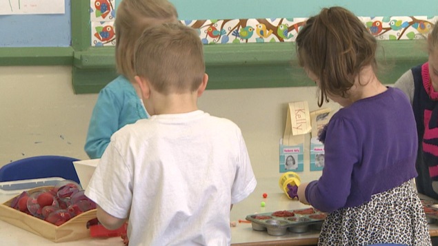 Un groupe d'enfants jouent à une table à l'École des Beaux-Marais dans le cadre du programme Grandir en français.
