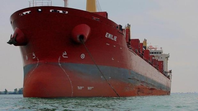 Un cargo nommé Émilie vogue sur l'eau de l'un des Grands Lacs. Un cargo nommé Émilie vogue sur l'eau de l'un des Grands Lacs.