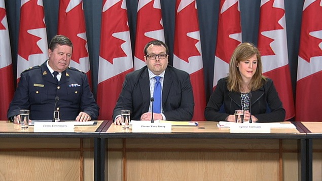 Denis Desnoyers de la GRC, Pierre Yves Guay du Bureau de la concurrence et Lynne Tomson de Services et Approvisionnements Canada expliquent la création d'une ligne antifraude au gouvernement fédéral, le 20 avril 2017 Denis Desnoyers de la GRC, Pierre Yves Guay du Bureau de la concurrence et Lynne Tomson de Services et Approvisionnements Canada expliquent la création d'une ligne antifraude au gouvernement fédéral, le 20 avril 2017