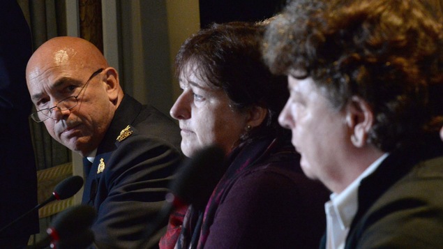 Bob Paulson, commissaire de la GRC, avec les plaignantes Janet Merlo au centre et Linda Davidson, en octobre 2016 à Ottawa