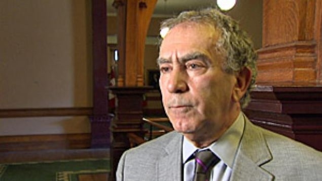 Gros plan de Greg Sorbara dans un corridor de Queen's Park. Gros plan de Greg Sorbara dans un corridor de Queen's Park.