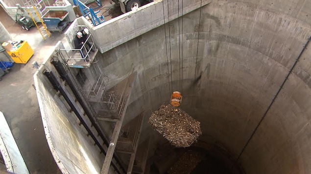 Une grue équipée d'un tamis récupère les gros déchets des égouts. Une grue équipée d'un tamis récupère les gros déchets des égouts.