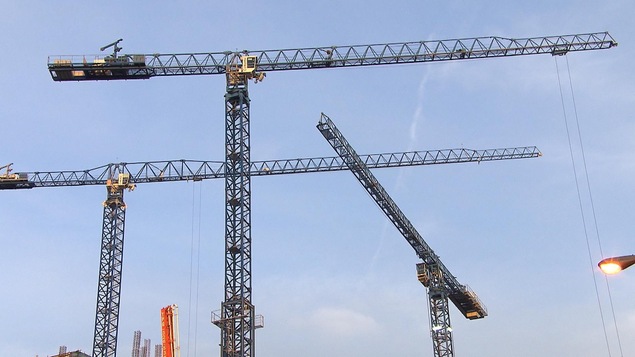 Des grues sur un chantier de construction de Montréal.
