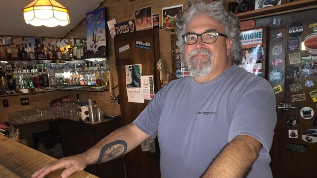 Le propriétaire de la Taverne Lavigne, Guy Fortier, derrière son bar.