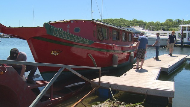 Un bateau chinois dans un port