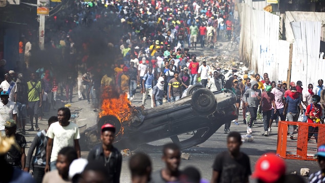 Des manifestants à Port-au-Prince réclament la démission du président Jovenel Moïse.
