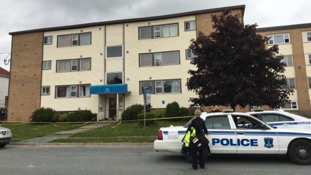 Un cordon policier entoure un édifice à logements Un cordon policier entoure un édifice à logements
