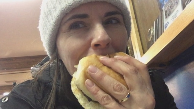 Une image de Nicole Lavergne-Smith qui mange un hamburger Une image de Nicole Lavergne-Smith qui mange un hamburger