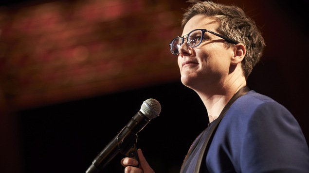 Hannah Gadsby sur scène.