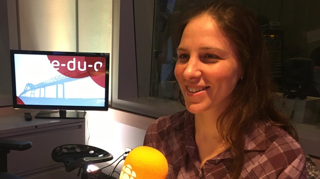 Heidi Levasseur dans le studio radio de Trois-Rivières