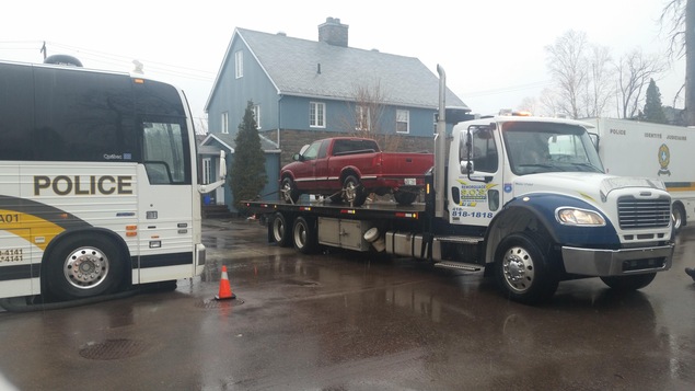 Camionnette sur la plateforme d'une remorque à la sortie d'une entrée résidentielle. Camionnette sur la plateforme d'une remorque à la sortie d'une entrée résidentielle.