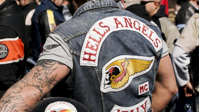 Un motard portant une veste aux couleurs des Hells Angels