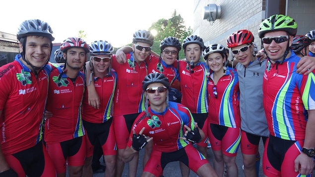 Un groupe de cyclistes en rang Un groupe de cyclistes en rang