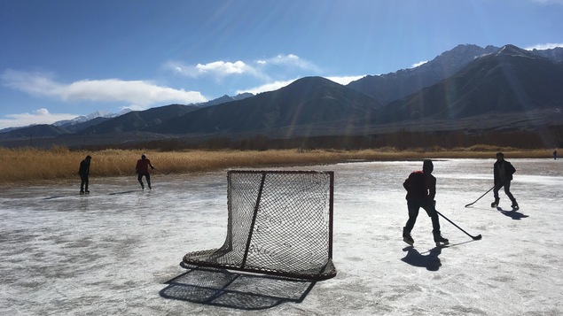 Des Ladakhis jouent sur un lac gelé. Des Ladakhis jouent sur un lac gelé.