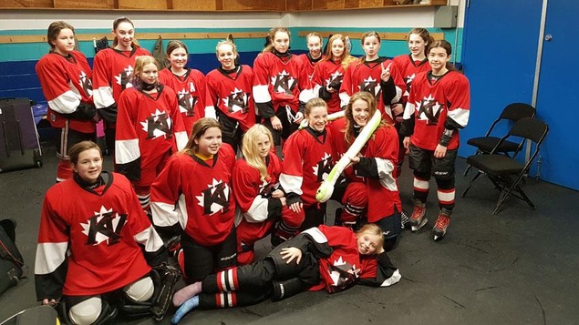 Une équipe de jeunes hockeyeuses Une équipe de jeunes hockeyeuses