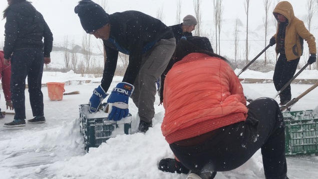 Préparation de la patinoire, à Leh Préparation de la patinoire, à Leh