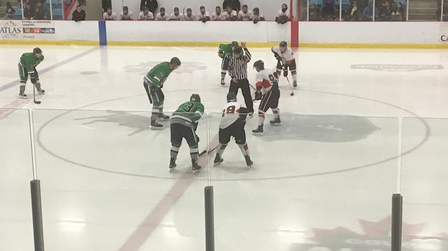 Mise au jeu lors d'un match au Centre J.K. Irving de Bouctouche