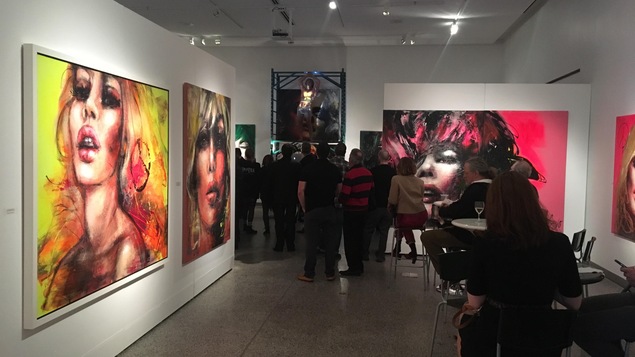 Des gens à l'exposition