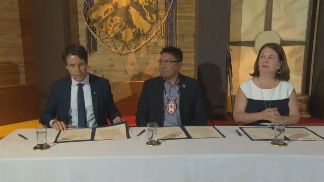 Trois personnes assises à une table