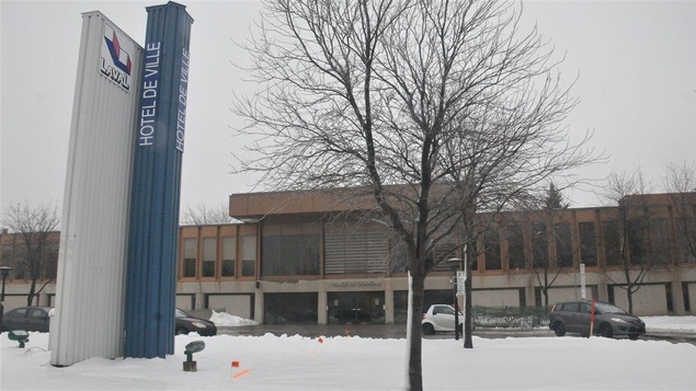 L'hôtel de ville de Laval. L'hôtel de ville de Laval.