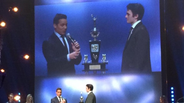 Hugo Roy au moment de la réception de son prix. Hugo Roy au moment de la réception de son prix.