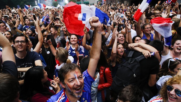 Les partisans de la France célèbrent la victoire de leur équipe en finale de la Coupe du monde de la FIFA.