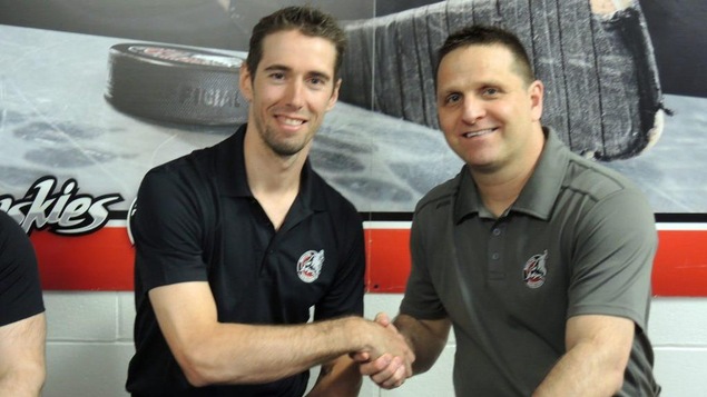 Le nouveau venu des Huskies, l'entraîneur des gardiens de but Dany Sabourin, en compagnie de l'entraîneur-chef et directeur général, Gilles Bouchard