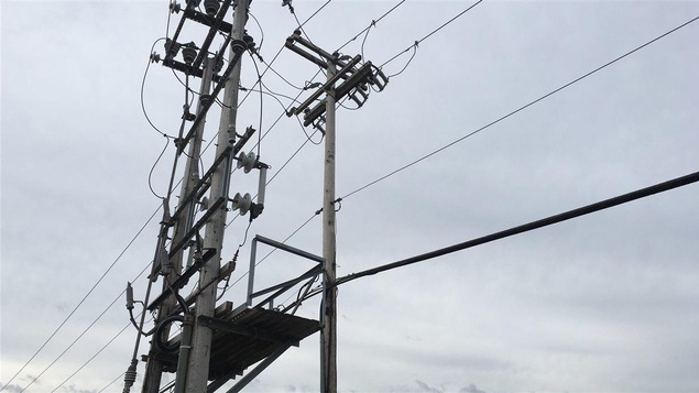 Un poteau électrique. Un poteau électrique.