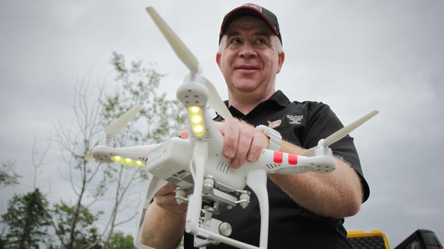 Ian Avery tient un drone. Ian Avery tient un drone.
