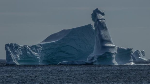 Un iceberg à forme phallique. Un iceberg à forme phallique.